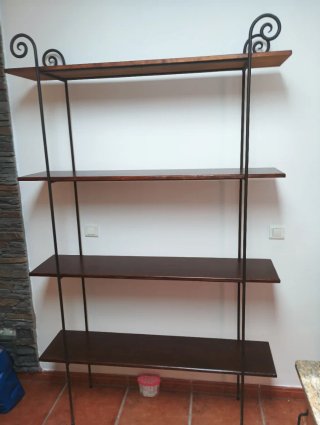 Scaffale in legno e ferro battuto