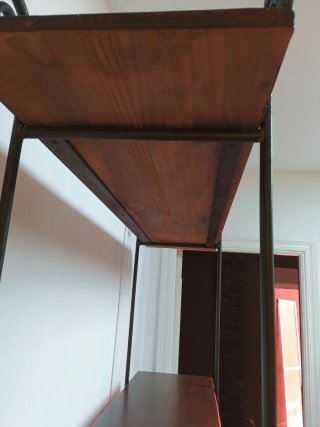 Scaffale in legno e ferro battuto