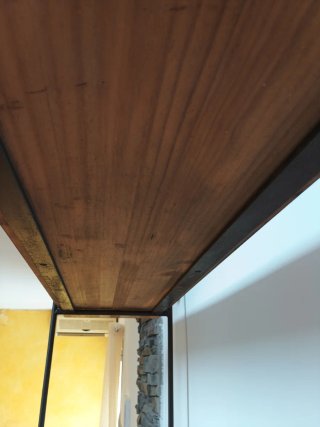 Scaffale in legno e ferro battuto