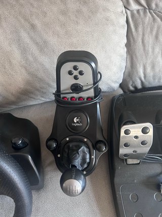 Volante Logitech G27 con Pedales
