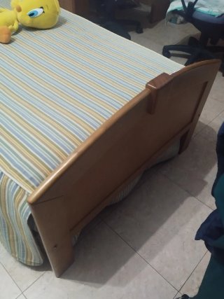 Cama individual con colchón y funda.