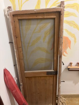 Puerta antigua madera con marco
