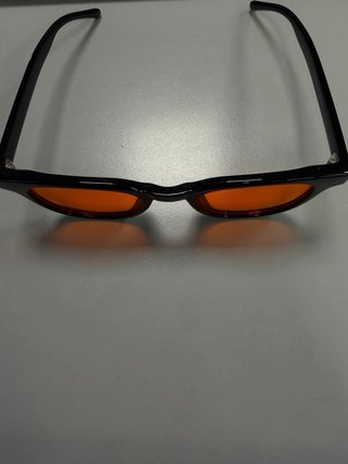 Gafas de sol negras con lentes naranjas