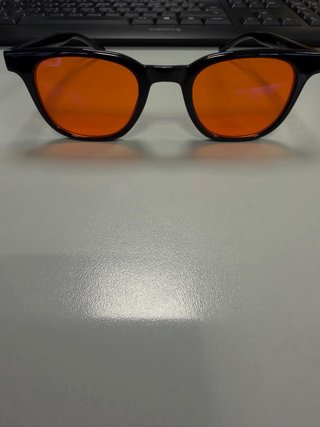 Gafas de sol negras con lentes naranjas