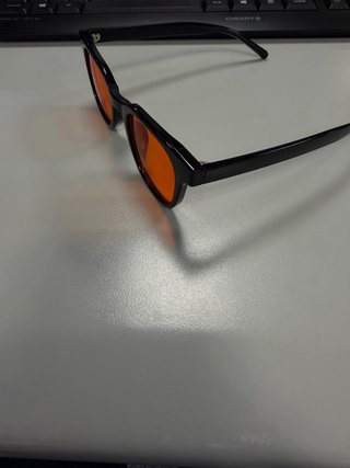 Gafas de sol negras con lentes naranjas