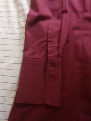 Camisa de vestir color granate o burdeos