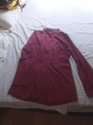 Camisa de vestir color granate o burdeos