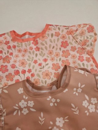 Conjunto 2 baberos impermeables florales