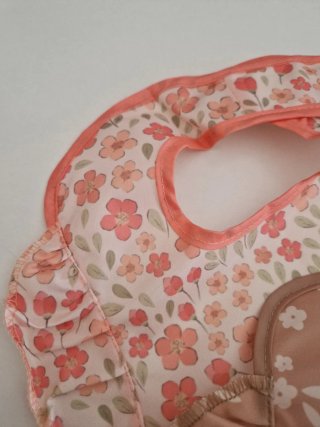 Conjunto 2 baberos impermeables florales