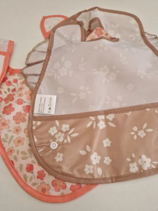 Conjunto 2 baberos impermeables florales