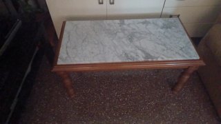 Mesa de centro de madera con base de mármol