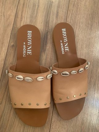Sandalias BROWNIE Beige con Conchas y Tachuelas