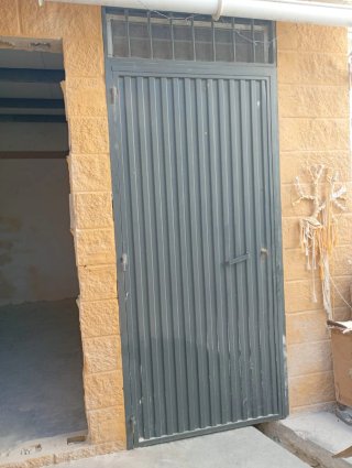 Puertas metálicas grises