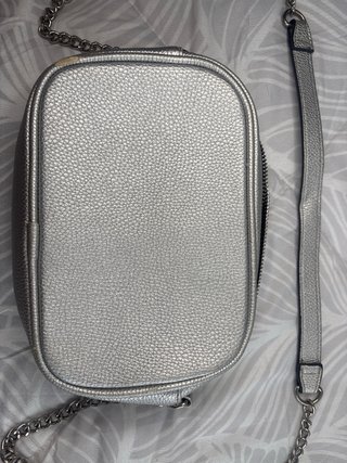 Bolso plateado Stradivarius con cadena