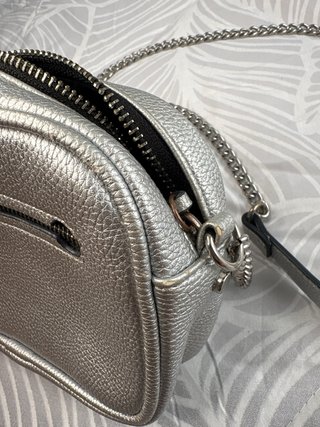 Bolso plateado Stradivarius con cadena