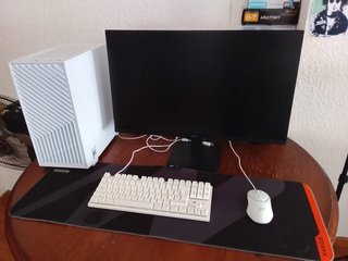 Caja PC Blanca Vacía pantalla 27”