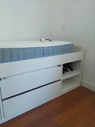 Cama juvenil IKEA con cajones y colchón (1 año)