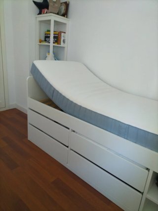 Cama juvenil IKEA con cajones y colchón (1 año)