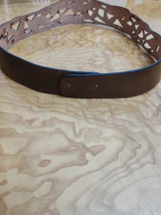 Cinturón de cuero con diseño calado