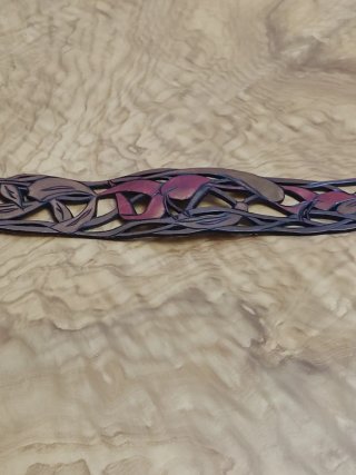 Cinturón de cuero con diseño calado