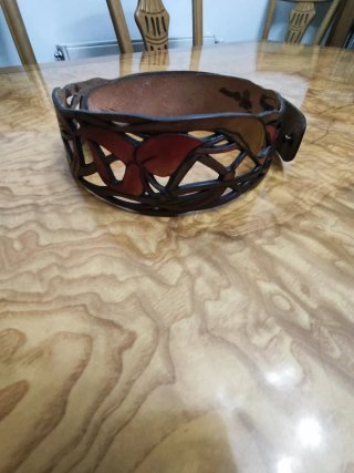 Cinturón de cuero con diseño calado