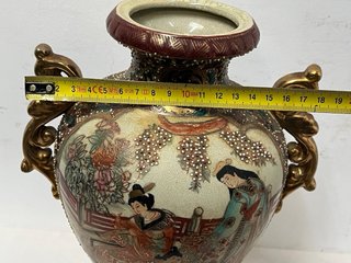 Jarrón antiguo con figuras y asas doradas