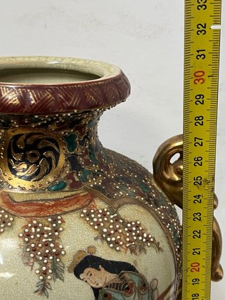Jarrón antiguo con figuras y asas doradas