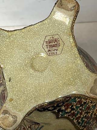 Jarrón antiguo con figuras y asas doradas