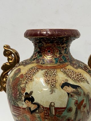 Jarrón antiguo con figuras y asas doradas