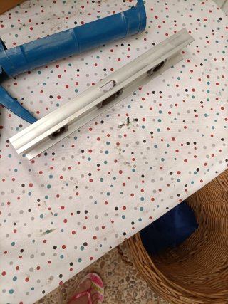 Pistola de silicona y nivel