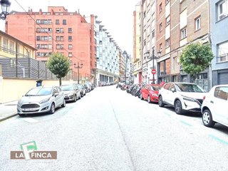 Garaje en alquiler en Milán - Pumarín - Teatinos en Oviedo