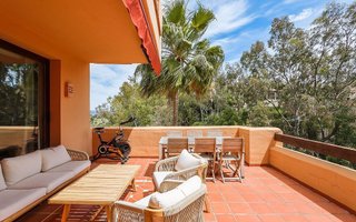 Piso en venta en Los Arqueros-Puerto del Almendro en Benahavís