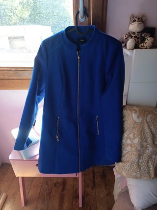 Chaqueta azul con cremallera