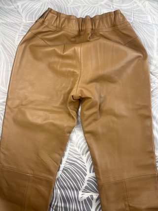 Pantalón de cuero camel