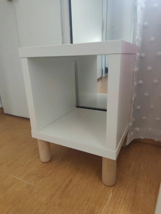 Estantería KALLAX IKEA blanca con patas