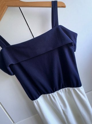 Mono elegante azul marino y blanco