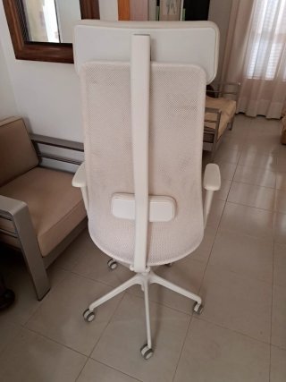 Silla de despacho ergonómica blanca