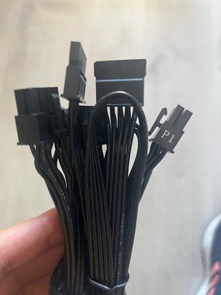 Cables SATA y PCIe Negros