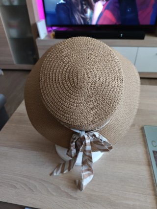 Sombrero de verano con motivo de lazo.