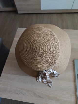 Sombrero de verano con motivo de lazo.