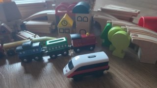 Tren de fusta amb accesoris en caixa de plàstic