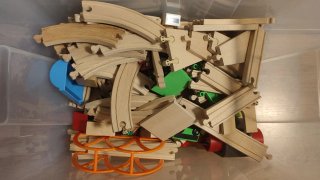 Tren de fusta amb accesoris en caixa de plàstic