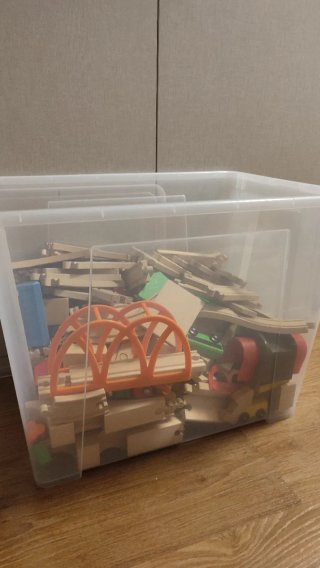 Tren de fusta amb accesoris en caixa de plàstic