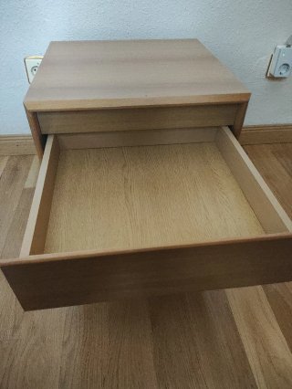 Mesita de noche de madera
