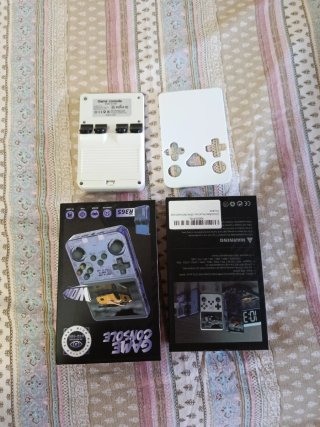 Consola de videojuegos blanca