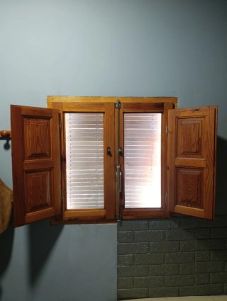 Ventana de madera, solo lijar y pintar