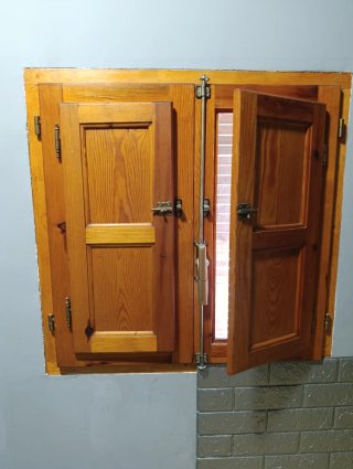 Ventana de madera, solo lijar y pintar