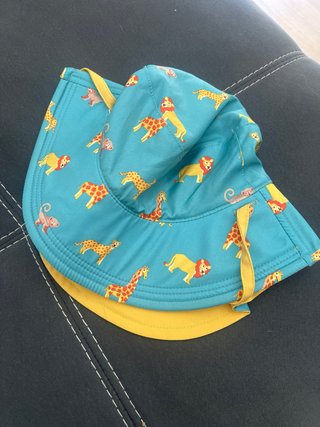 Conjunto de Camiseta Bañador y gorro 4-6 meses