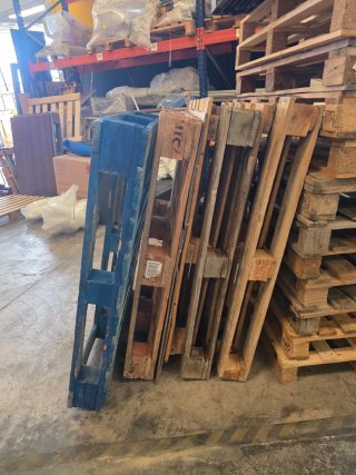 Palets de madera y plástico