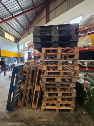 Palets de madera y plástico